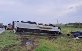 El cami&oacute;n cisterna y el autom&oacute;vil terminaron en la banquina. (Foto: Eldepartamental.com)
