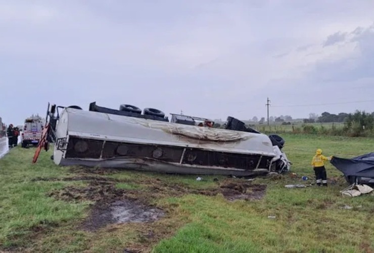 El camión cisterna y el automóvil terminaron en la banquina. (Foto: Eldepartamental.com)