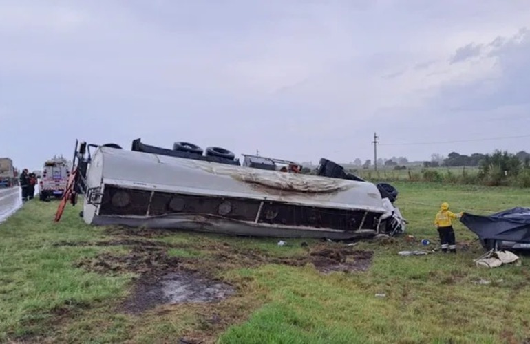 El camión cisterna y el automóvil terminaron en la banquina. (Foto: Eldepartamental.com)