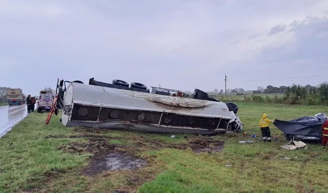 El cami&oacute;n cisterna y el autom&oacute;vil terminaron en la banquina. (Foto: Eldepartamental.com)