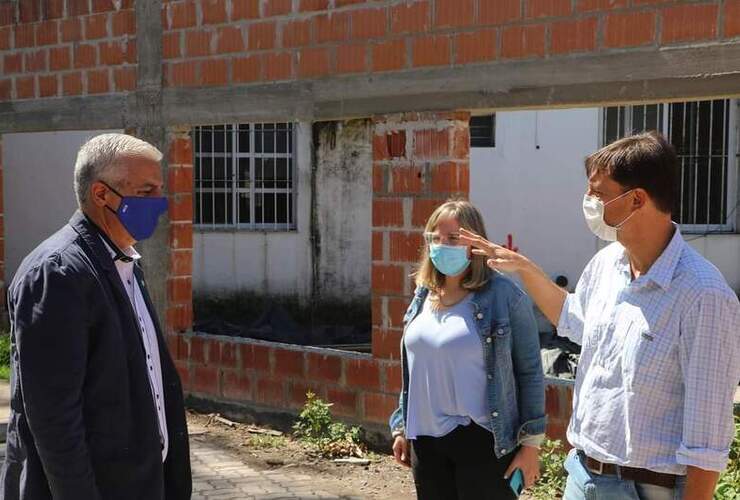 Esper, Mansilla y Mendoza en una de las recorridas por la obra de ampliación del hospital. Foto: Archivo.