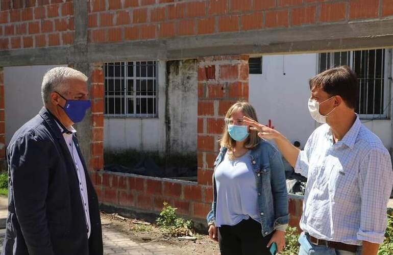 Esper, Mansilla y Mendoza en una de las recorridas por la obra de ampliación del hospital. Foto: Archivo.