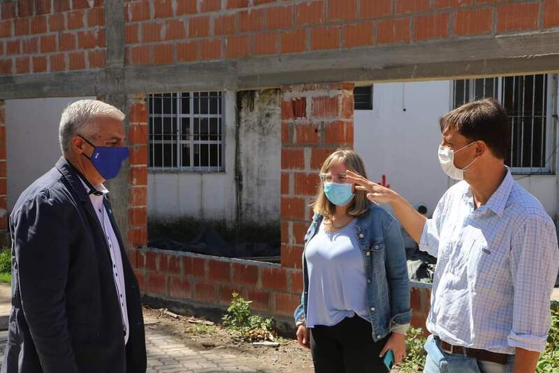Esper, Mansilla y Mendoza en una de las recorridas por la obra de ampliaci&oacute;n del hospital. Foto: Archivo.
