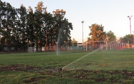 Imagen de El Club Talleres coloc&oacute; el riego autom&aacute;tico en la cancha de 11 reducida