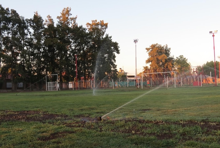 Imagen de El Club Talleres colocó el riego automático en la cancha de 11 reducida