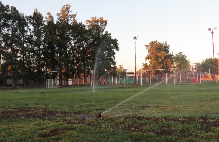 Imagen de El Club Talleres colocó el riego automático en la cancha de 11 reducida