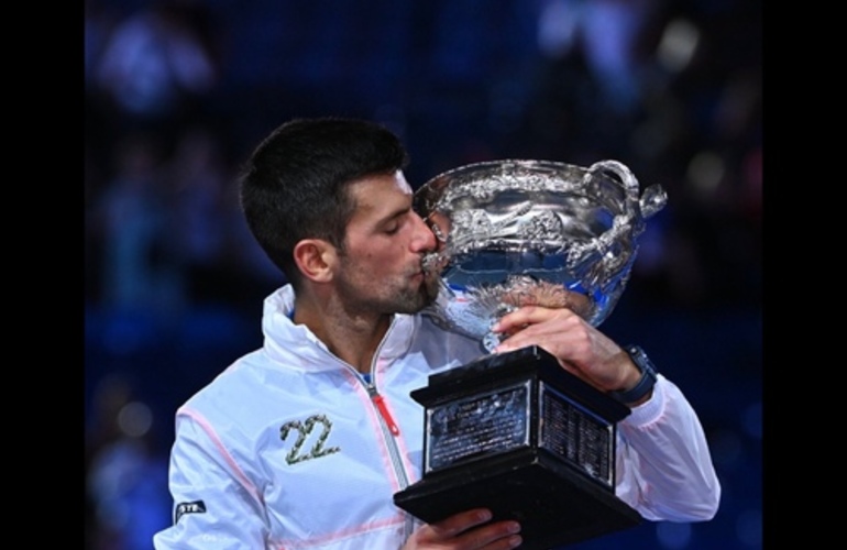 Imagen de Novak Djokovic, Campe&oacute;n del Australia Open 2023 y t&iacute;tulo 22 en Grand Slam.