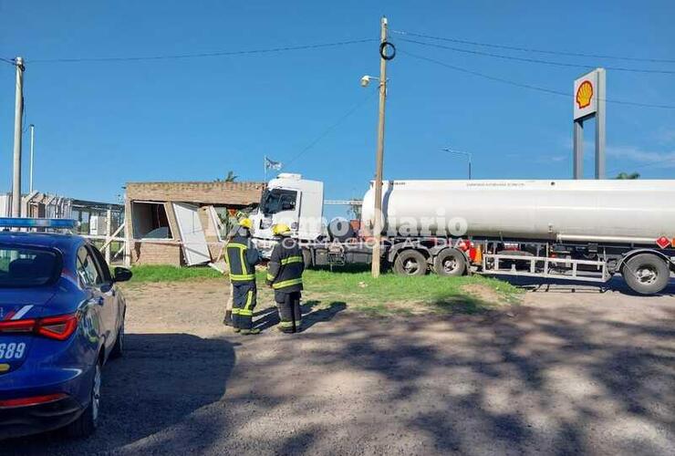 Imagen de Impactante accidente: Chofer se descompuso y colisionó contra puesto de control