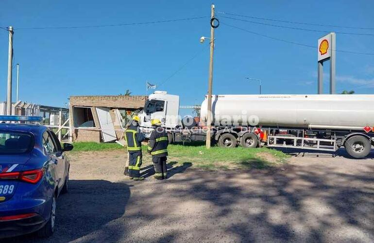 Imagen de Impactante accidente: Chofer se descompuso y colisionó contra puesto de control