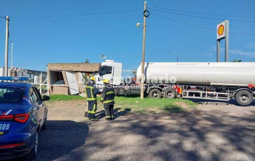 Imagen de Impactante accidente: Chofer se descompuso y colision&oacute; contra puesto de control