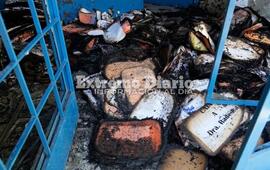 Imagen de Vandalismo en el edificio del API: prendieron fuego el port&oacute;n de ingreso