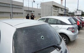 Uno de los autos baleados frente al Order (Alan Monz&oacute;n / Rosario3)