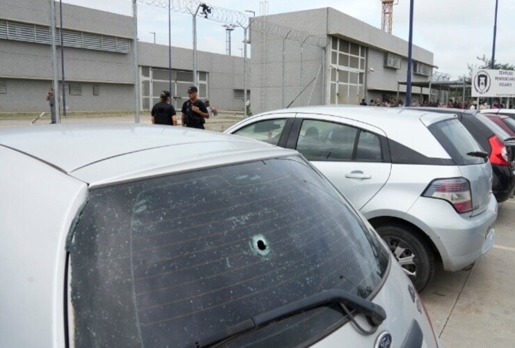Uno de los autos baleados frente al Order (Alan Monzón / Rosario3)