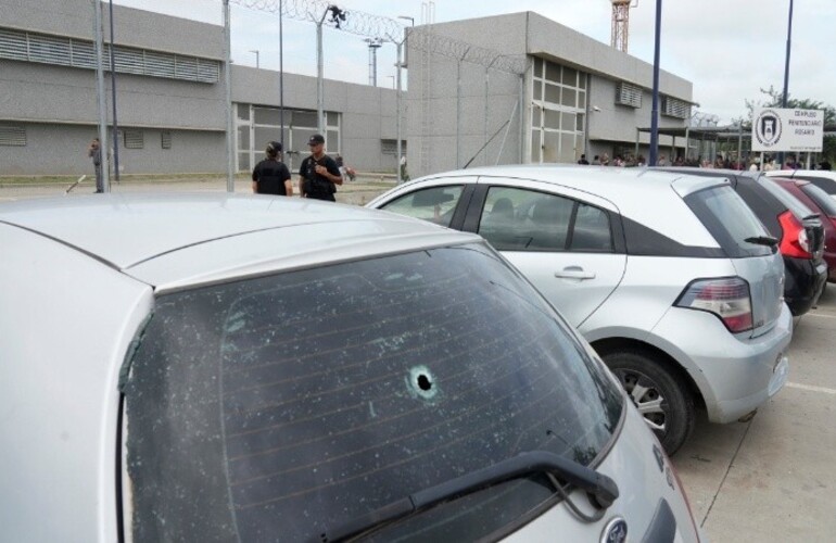 Uno de los autos baleados frente al Order (Alan Monzón / Rosario3)