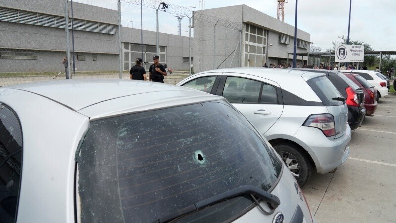 Uno de los autos baleados frente al Order (Alan Monz&oacute;n / Rosario3)