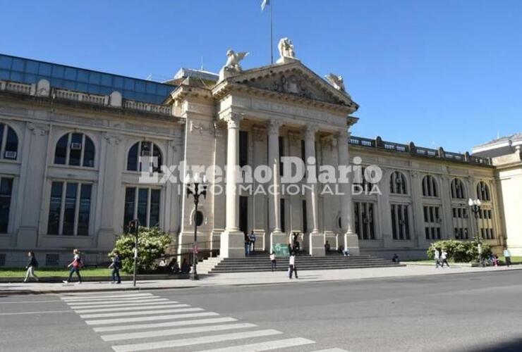 Imagen de Robaron cables y vandalizaron instalaciones eléctricas de la Facultad de Medicina, que se quedó parcialmente sin luz