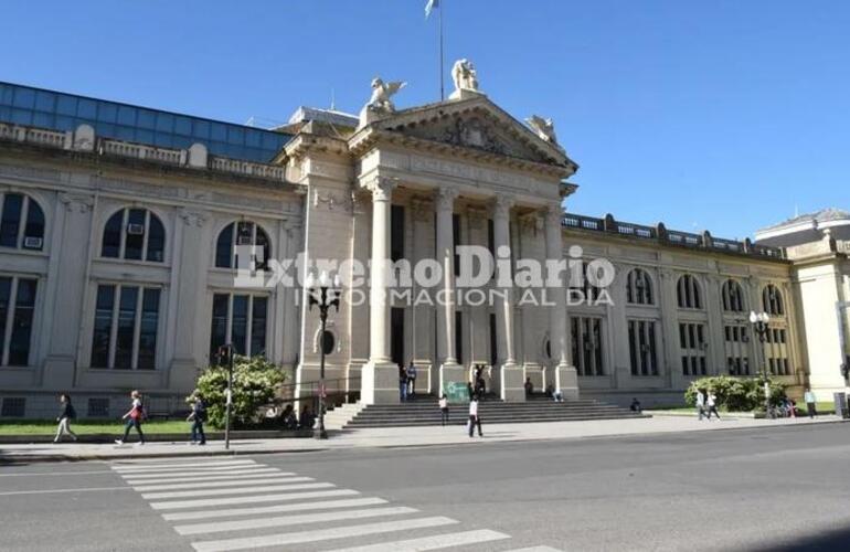 Imagen de Robaron cables y vandalizaron instalaciones eléctricas de la Facultad de Medicina, que se quedó parcialmente sin luz