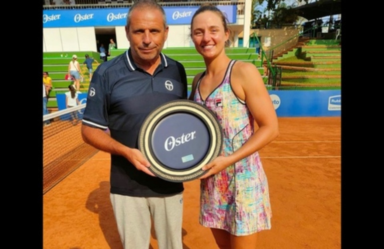 Imagen de La tenista rosarina Nadia Podoroska, 'Campeona' en Colombia.