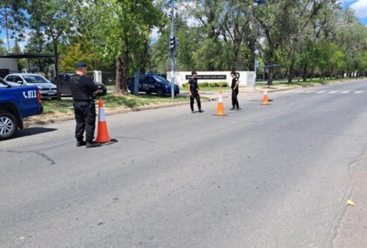 La Policía este domingo a la mañana frente a TVL. (Rosario3)