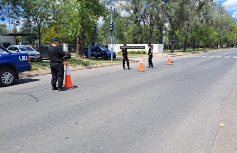 La Policía este domingo a la mañana frente a TVL. (Rosario3)