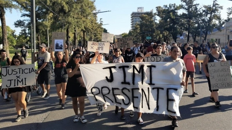 La manifestaci&oacute;n atraves&oacute; el parque Independencia este domingo. (Rosario3)