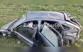 Imagen de Impactante vuelco en la autopista Rosario-C&oacute;rdoba: perdi&oacute; el control y su auto qued&oacute; destruido