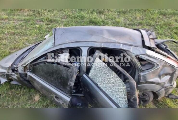 Imagen de Impactante vuelco en la autopista Rosario-Córdoba: perdió el control y su auto quedó destruido