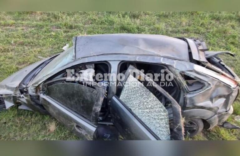 Imagen de Impactante vuelco en la autopista Rosario-Córdoba: perdió el control y su auto quedó destruido