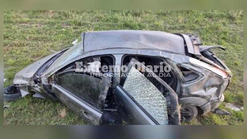Imagen de Impactante vuelco en la autopista Rosario-C&oacute;rdoba: perdi&oacute; el control y su auto qued&oacute; destruido