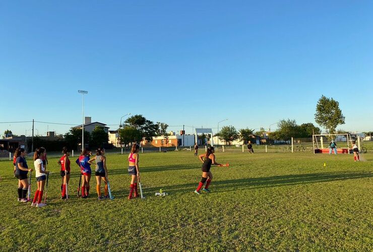 Imagen de El Hockey del C.A.T. comenz&oacute; los entrenamientos en su nueva cancha