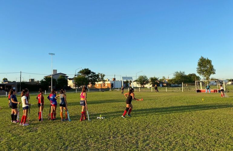 Imagen de El Hockey del C.A.T. comenzó los entrenamientos en su nueva cancha