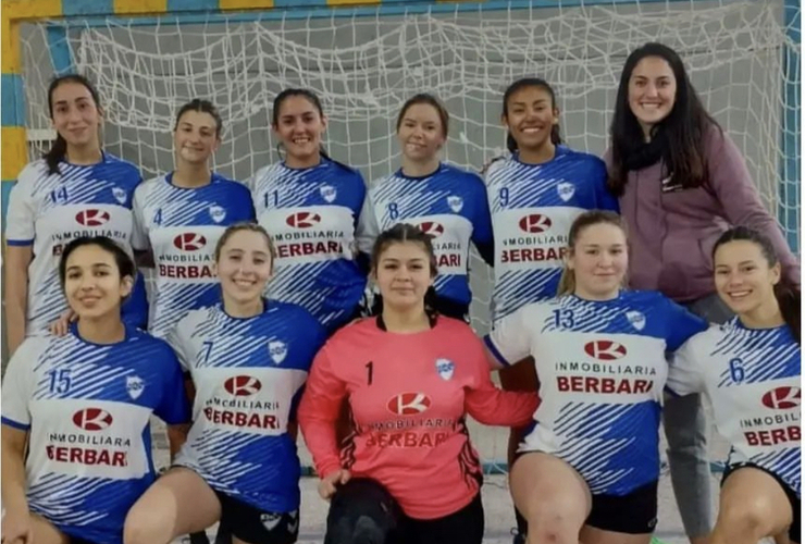 Imagen de Hoy, el handball femenino de Libertad de General Lagos, inició con las prácticas en el playón comunal.