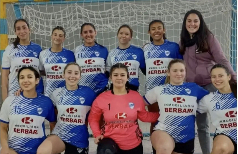 Imagen de Hoy, el handball femenino de Libertad de General Lagos, inició con las prácticas en el playón comunal.