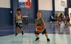 Imagen de La Escuelita de B&aacute;squet de A.S.A.C. retom&oacute; los entrenamientos en el Sal&oacute;n Dorado