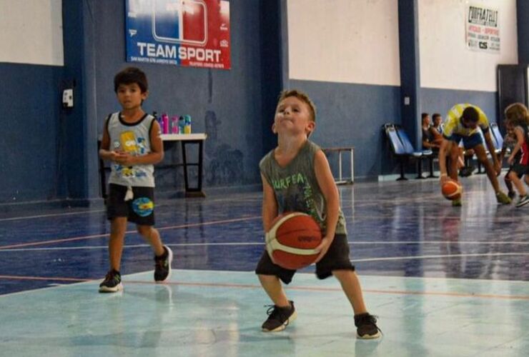 Imagen de La Escuelita de Básquet de A.S.A.C. retomó los entrenamientos en el Salón Dorado