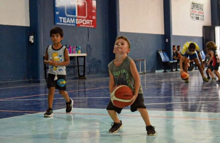 Imagen de La Escuelita de Básquet de A.S.A.C. retomó los entrenamientos en el Salón Dorado