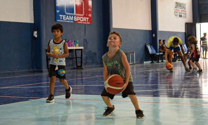Imagen de La Escuelita de B&aacute;squet de A.S.A.C. retom&oacute; los entrenamientos en el Sal&oacute;n Dorado