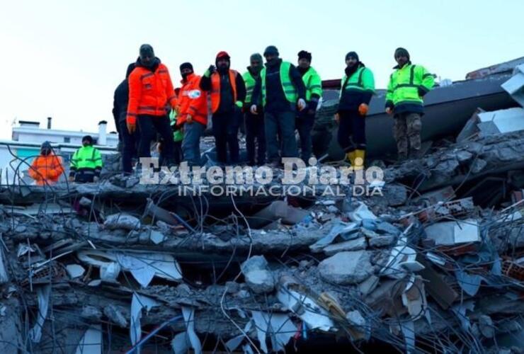 Imagen de Viajan socorristas argentinos a Turquía, donde los muertos ya son más de 20 mil