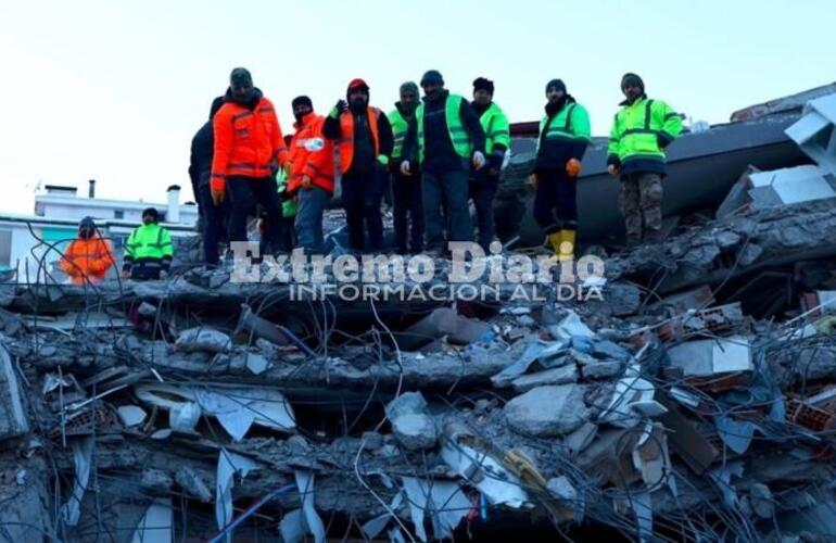 Imagen de Viajan socorristas argentinos a Turquía, donde los muertos ya son más de 20 mil