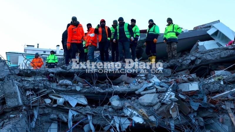 Imagen de Viajan socorristas argentinos a Turqu&iacute;a, donde los muertos ya son m&aacute;s de 20 mil