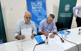 Imagen de Firma de convenio para red cloacal del barrio Cozzoni en Pueblo Esther.