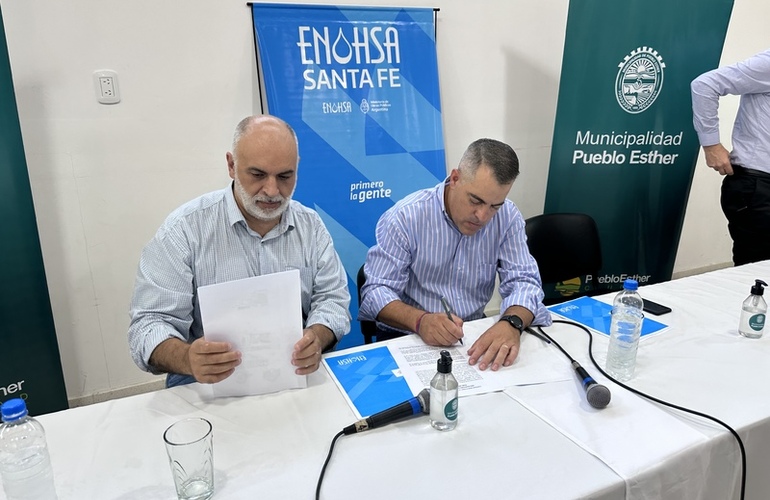 Imagen de Firma de convenio para red cloacal del barrio Cozzoni en Pueblo Esther.