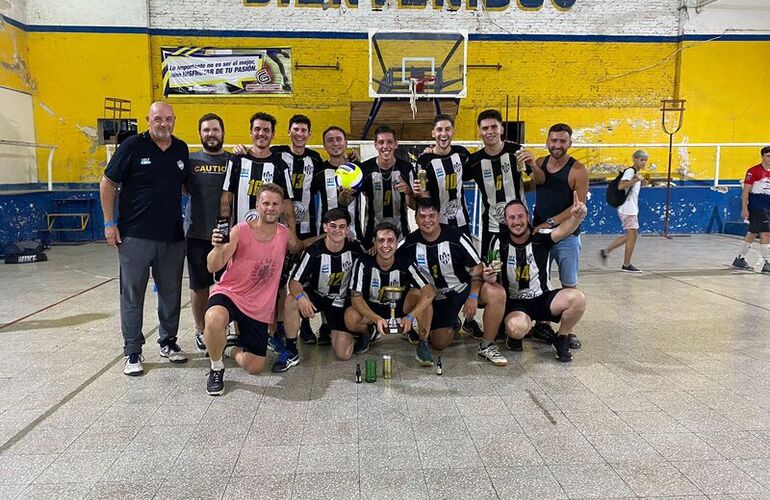 Imagen de Unión 'Campeón' en 1ª división de un torneo amistoso en Villa Constitución.