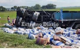 Imagen de Cami&oacute;n despist&oacute; y volc&oacute; en autopista