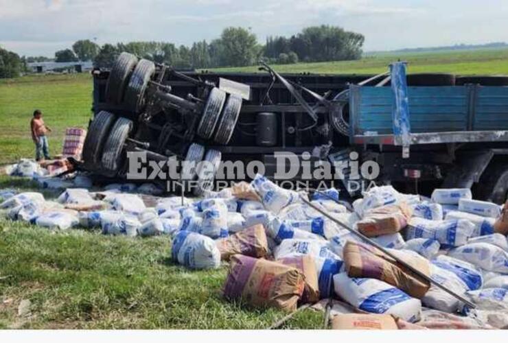 Imagen de Camión despistó y volcó en autopista