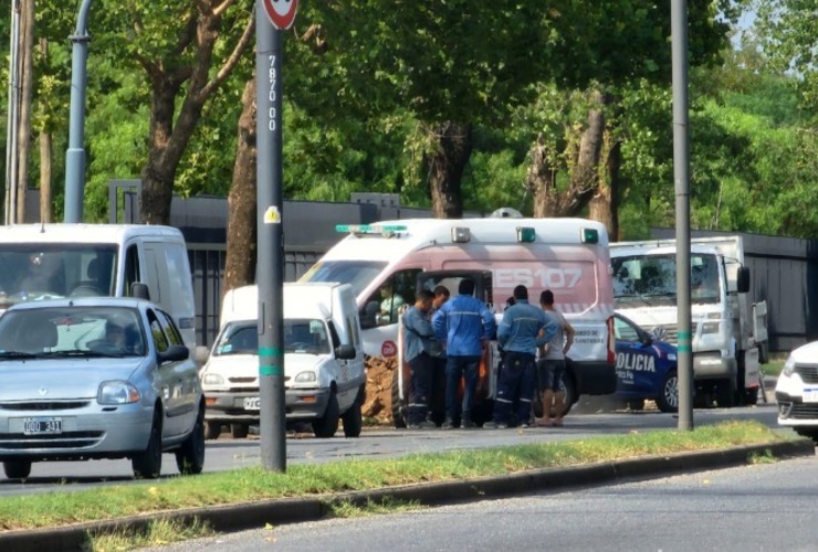 El Sies se hizo presente en Avenida Perón al 8000 para socorrer al operario.