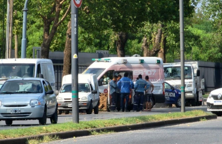 El Sies se hizo presente en Avenida Perón al 8000 para socorrer al operario.