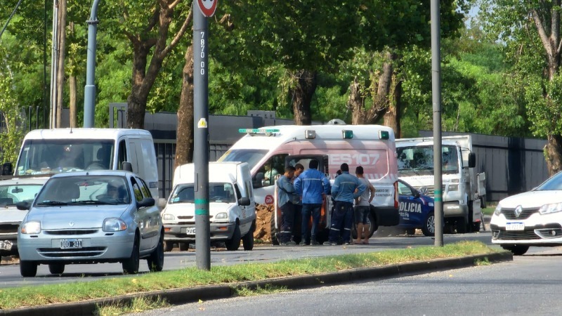 El Sies se hizo presente en Avenida Per&oacute;n al 8000 para socorrer al operario.