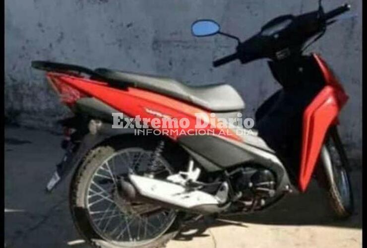 La moto sustraída es una Honda Wave color roja.