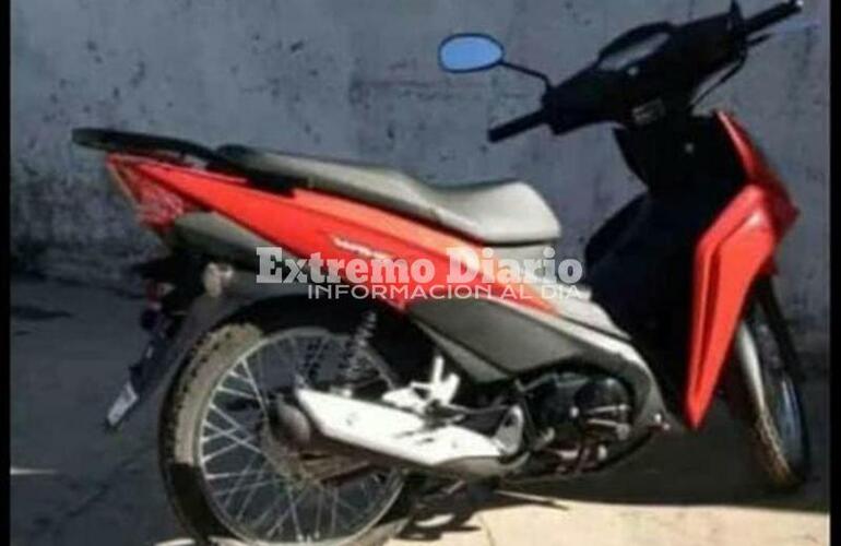 La moto sustraída es una Honda Wave color roja.